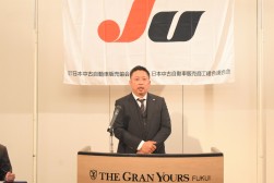 青年部総会であいさつを述べる桒野青年部会長