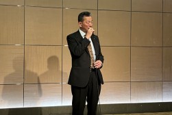懇親会であいさつ述べる山下会長・理事長