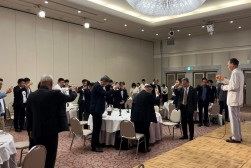 乾杯の発声は野阪律行副会長・副理事長