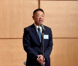 総会後の懇親会で塚田会長理事長があいさつ