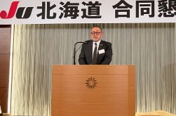 あいさつに立つ高橋会長