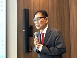 あいさつに立つ久保会長兼社長