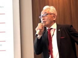 あいさつに立つ岡田卓也副社長
