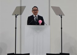 総会後の懇親会であいさつに立つ豊田会長