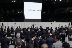 総会後に盛大に懇親会が開催された