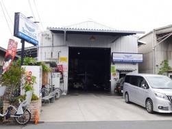 近隣住民や友人が集うアットホームなクルマ屋さん