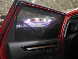 窓枠に簡単に設置できるサンシェードは日本車の多くの対応した車種専用品を展開