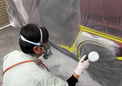 塗料・シンナーだけでなくパテの入手にも影響（写真提供＝イモトモータース）