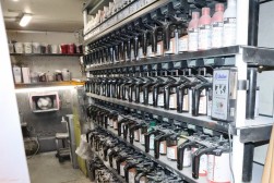 ＢＰ工場の塗料保管庫も日を追うごとに在庫が不足傾向になる（写真提供＝プロトリオス社）