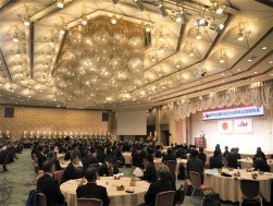 盛大な祝賀会を開いた