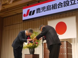 新園会長・理事長が寄付金目録を手渡した