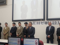 あいさつに立つ鈴木副会長