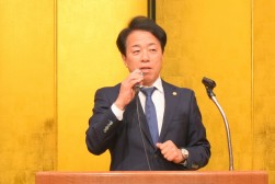 あいさつを述べるJU岐阜羽島オートオークションの熊﨑尚樹社長