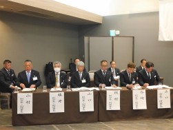 会場前方の執行部席