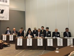 会場前方の役員席