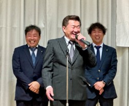 懇親会の中締めに副会長副理事長が登壇（左から金子氏、安藤氏、大木氏）