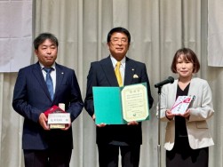 パンダハウスを育てる会への寄付金贈呈式も執り行われた。（左から金子副会長副理事長、橋本会長理事長、齋藤理事）