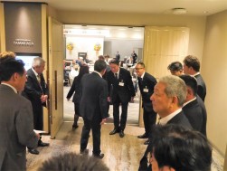 式典会場入り口では役員全員が出席者を迎えた