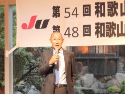 懇親会で乾杯のあいさつに立つ坂中副会長