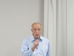 あいさつに立つ奥村会長