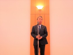 乾杯のあいさつに立つ萩原流通委員長