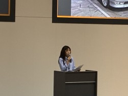 あいさつに立つ前田会場長