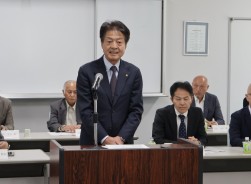 総会冒頭であいさつに立つ高橋会長・理事長