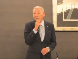 あいさつに立つ掛下会長