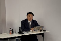 発起人のひとりであるカーセブンデジフィールドの井上社長。これまでの経緯を説明する