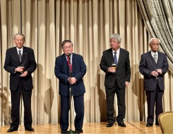 懇親会で土屋顧問が新年度スタートを激励
