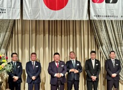懇親会の中締めで執行部が登壇