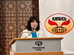 壇上で祝辞を述べる片山財務相