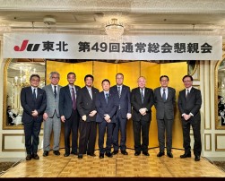 総会後の懇親会で中販連塚田会長を中心に東北各県会長理事長が登壇