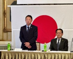 中販連・塚田会長があいさつ（右はJU岩手・小原会長理事長）