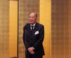 懇親会であいさつする神保会長