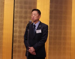 祝辞を述べるJU中販連塚田会長