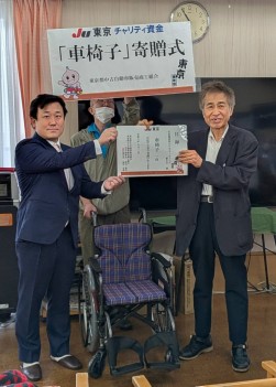 社会福祉法人シルヴァーウィング 新とみに永野副部会長(左)が目録と車いすを贈呈