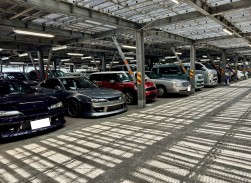 バラエティに富んだ出品車が並ぶ