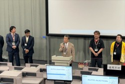 あいさつを述べる萩原理事長