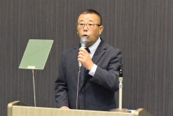 あいさつを述べる柘植取締役