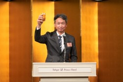懇親会で乾杯の音頭をとった高田靖久副会長