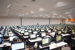 早朝から多くの会員が訪れた