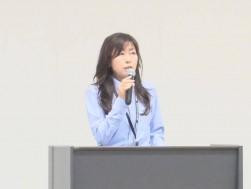 あいさつに立つ前田会場長