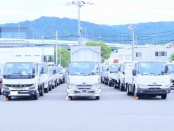 大中小の豊富なトラックが集まる