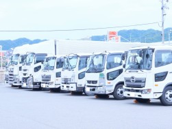 大中小の豊富なトラックが集まる