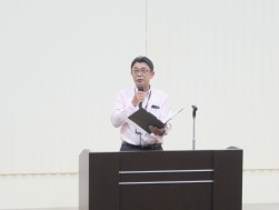 あいさつに立つ吉田会場長