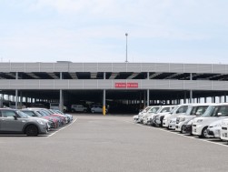 多くの出品車が集まった