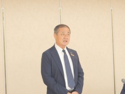 続いて小松金融委員長があいさつ