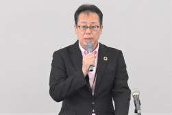セリ前にあいさつを述べる新井会場長