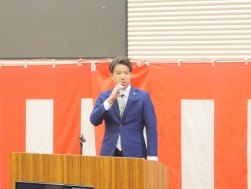 あいさつに立つ上西青年部会長